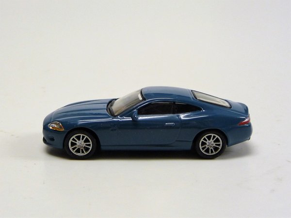 Jaguar XK blau auf Blechkarte Schuco 269320 1/87
