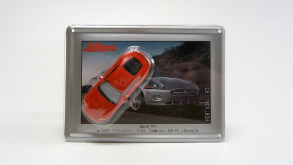 Jaguar XK rot auf Blechkarte Schuco 2693209 1/87