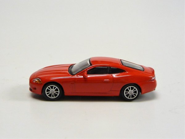 Jaguar XK rot auf Blechkarte Schuco 2693209 1/87